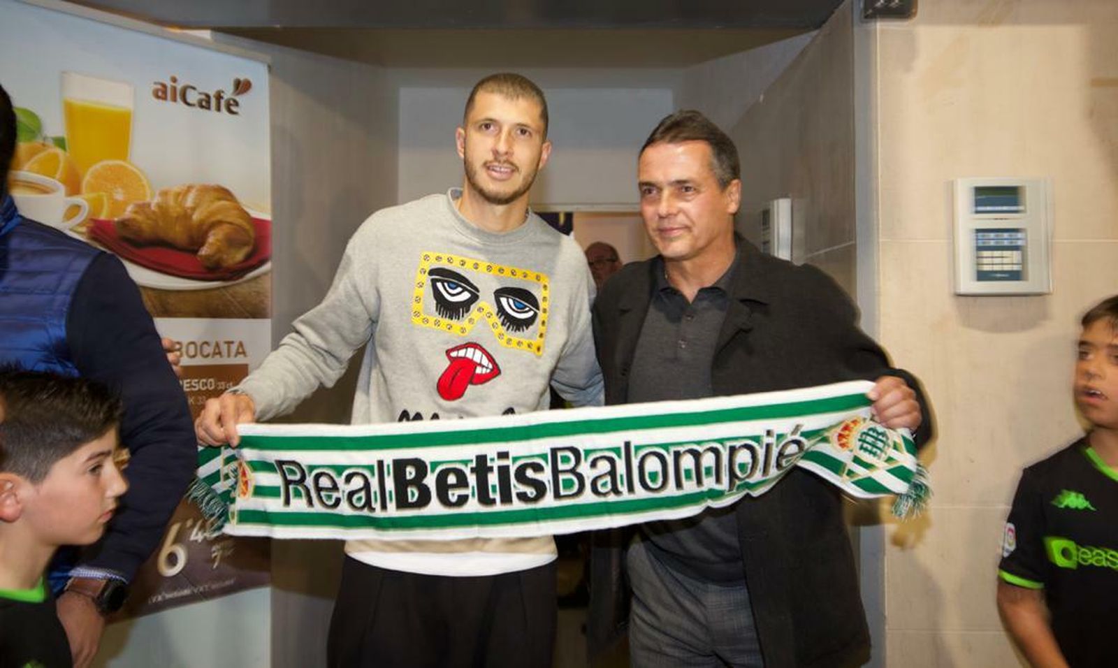 Guido Rodríguez posa con una bufanda del Betis junto a Alexis.