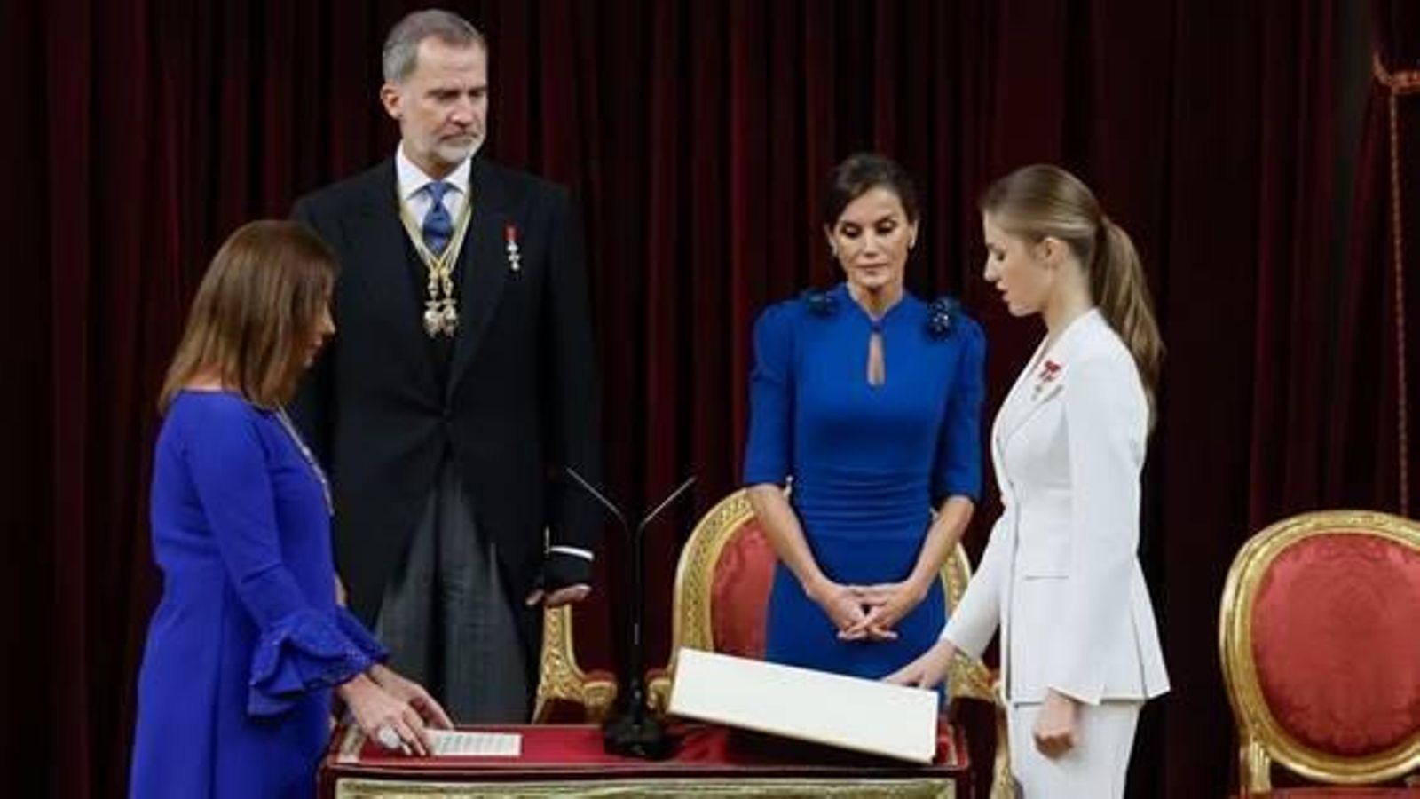 La princesa Leonor jura la Constitución española en presencia de sus padres, los Reyes de España, y de la presidenta del Congreso, Francina Armengol. La princesa Leonor jura la Constitución española en presencia de sus padres, los Reyes de España, y de la presidenta del Congreso, Francina Armengol.