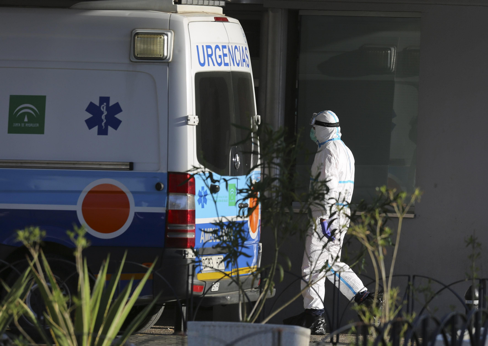 Un trabajador equipado con el mono de protección.