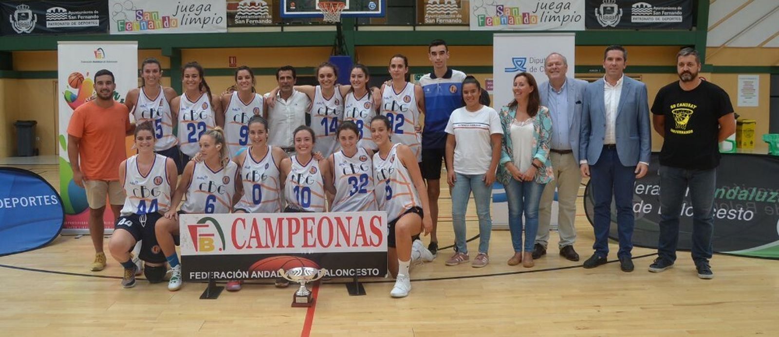 Las integrantes del Cádiz CB Gades posan con el trofeo tras ganar la final.