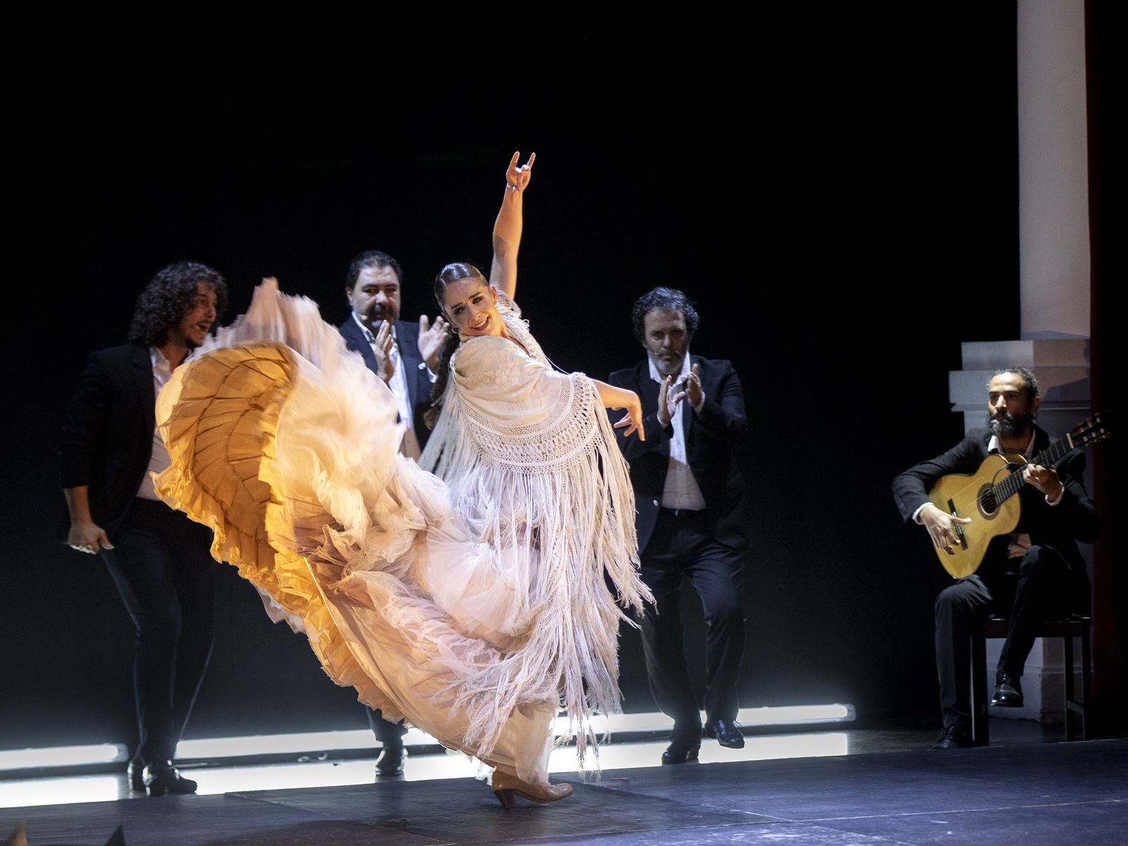 Paula Comitre  y su grupo en el escenario del Teatro Cajasol.