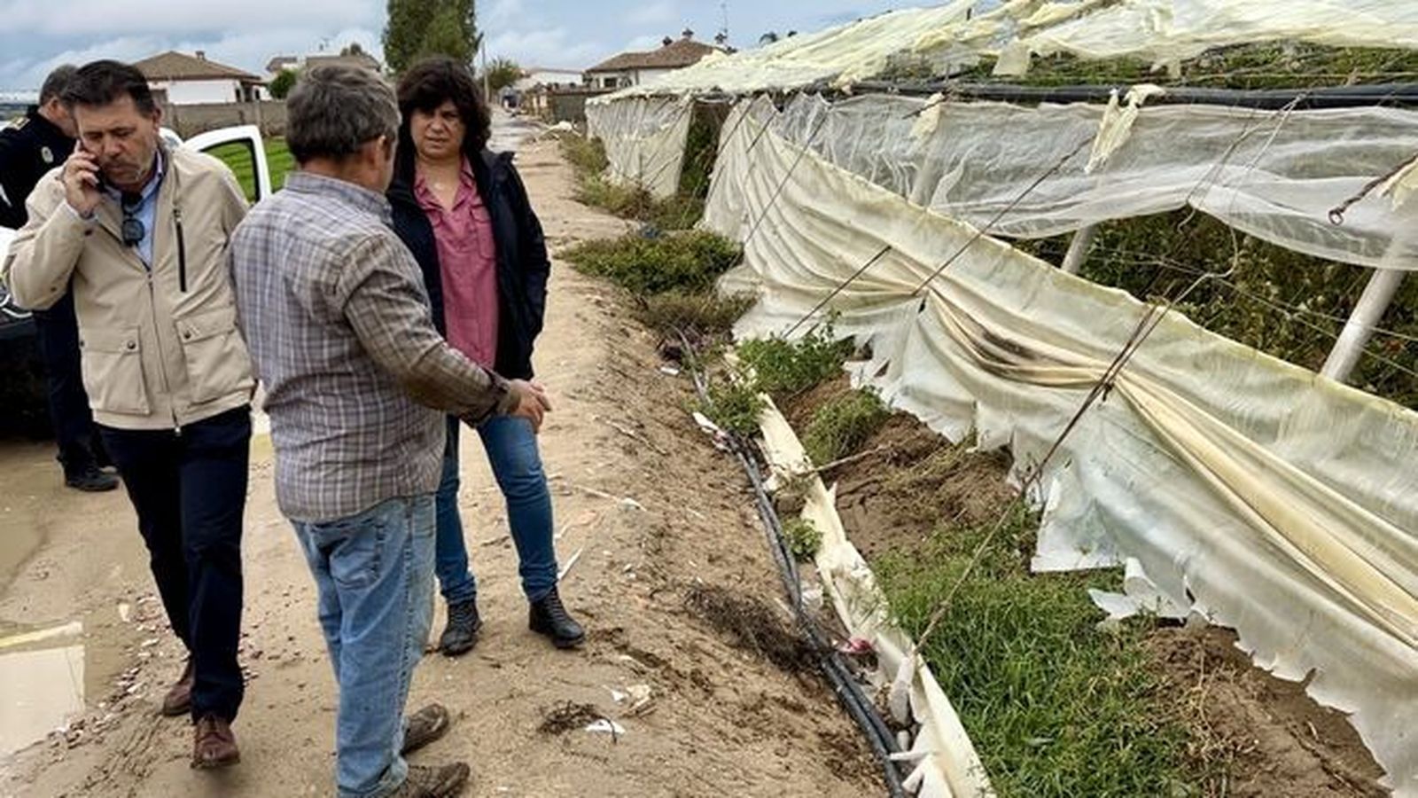 La alcaldesa de Sanlúcar visita un invernadero destrozado por las borrascas.