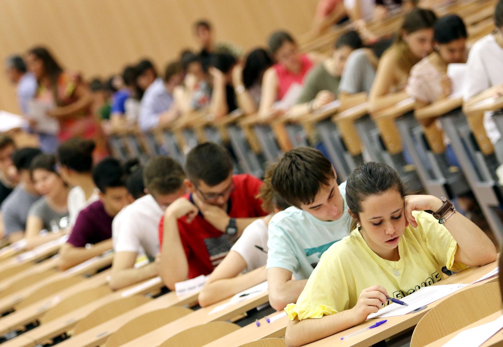 Alumnos examinándose de Selectividad.