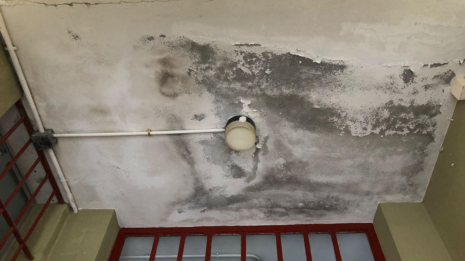 El gimnasio está cerrado por el amianto y las humedades.