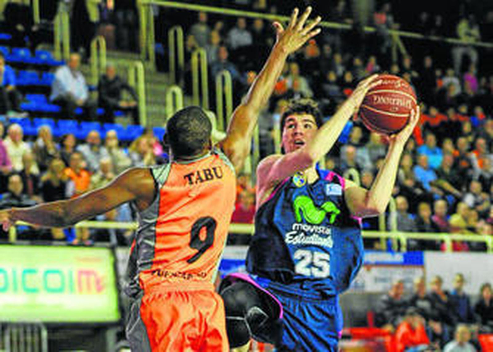 Brizuela trata de culminar una penetración ante la oposición del jugador del Fuenlabrada Tabu.