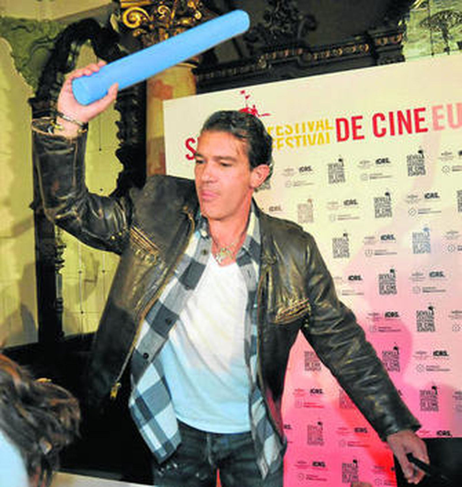 Antonio Banderas bromea con una reportera televisiva, ayer en el Casino, sede del festival.