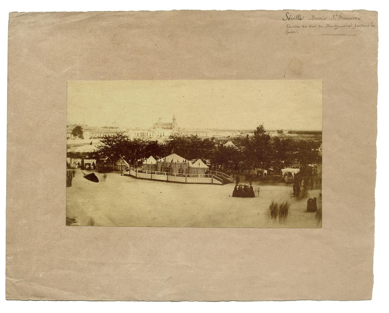 Sevilla, caseta de los duques de Montpensier en la Feria. 1859, papel a la sal, 132 x 230 mm. Francisco Leygonier (atribuida). Colección Fernández Rivero