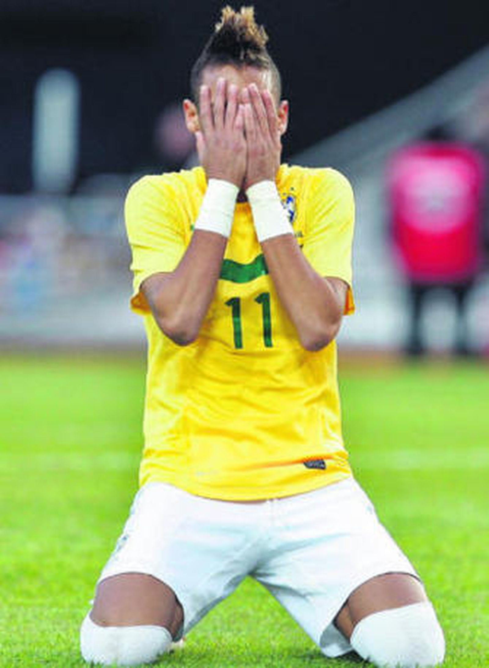 Neymar se lamenta de la eliminación tras el partido.