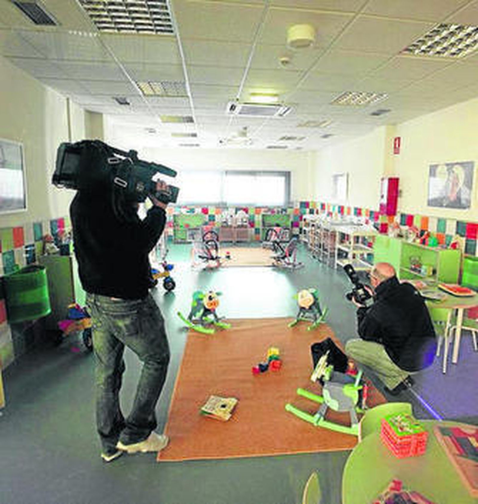 Un cámara filma la sala de juegos para los niños.