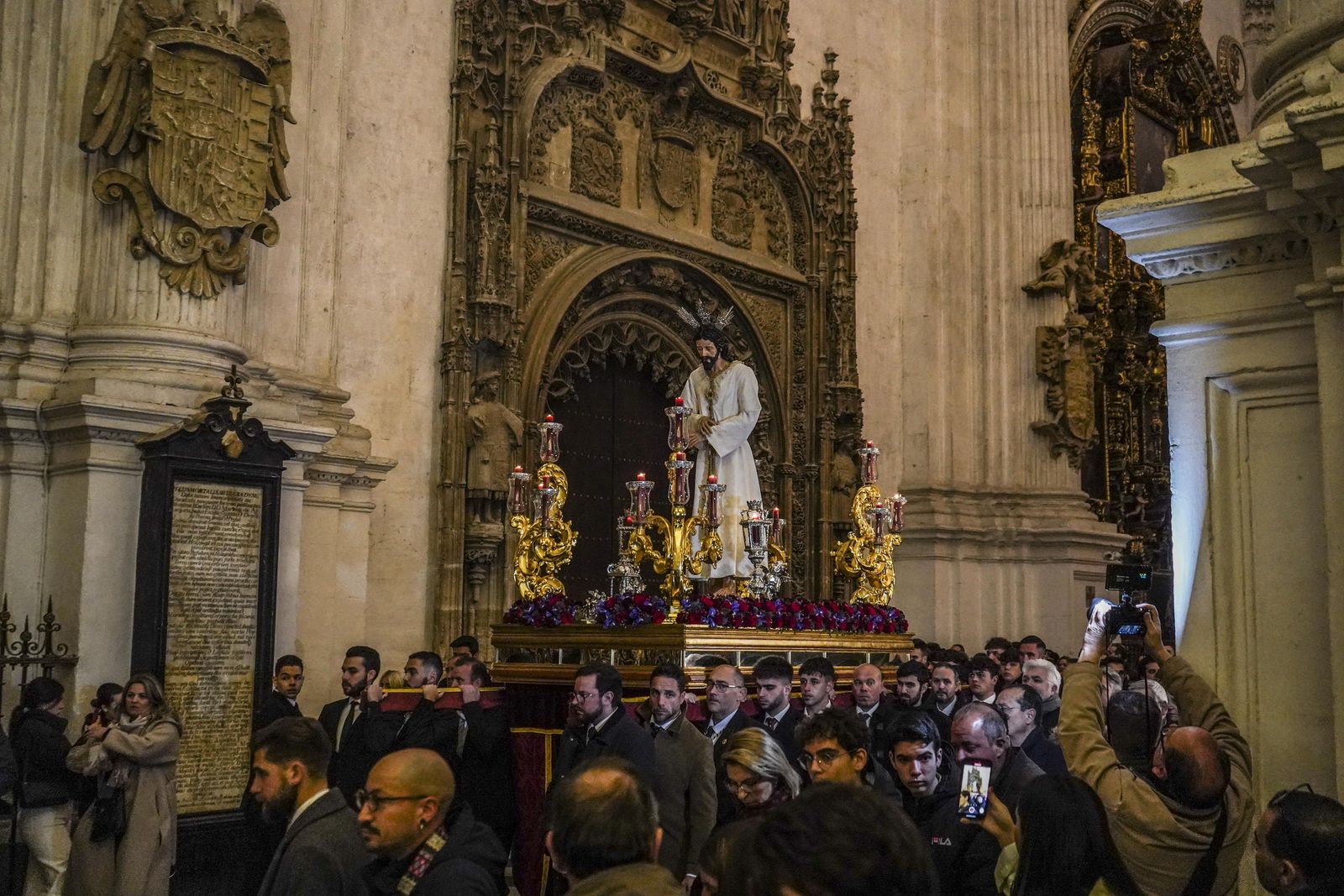El vía crucis de las cofradías, en imágenes
