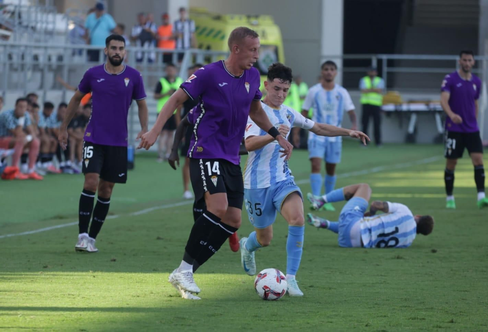 Las mejores fotos del ambiente en el Municipal de La Línea para el Málaga - Córdoba CF