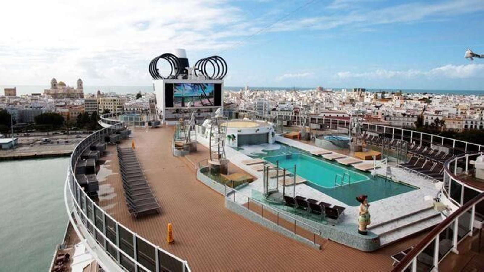 Imagen de archivo de un buque de la naviera MSC Cruceros, atracado en el puerto de Cádiz