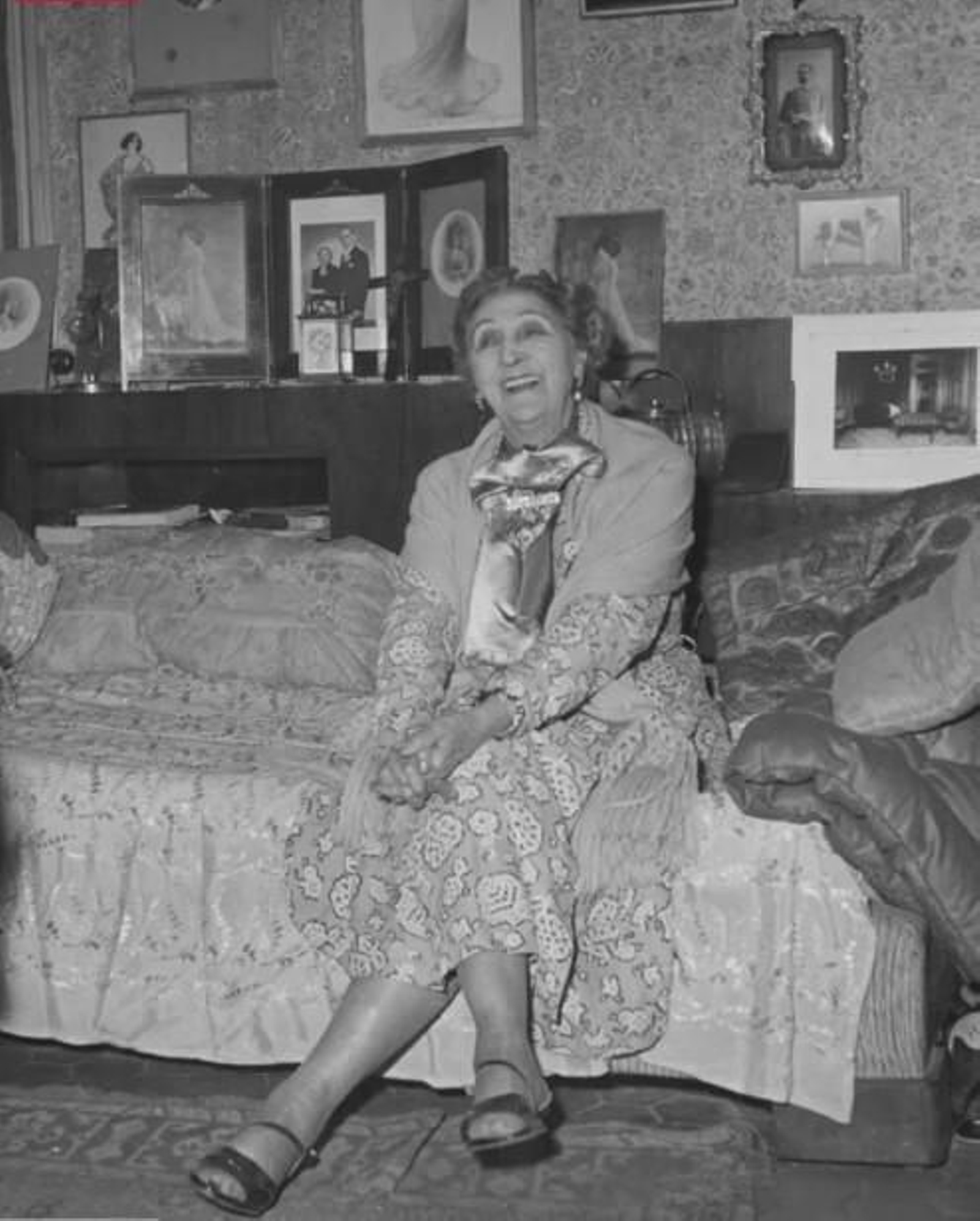 La Bella Otero, en su casa de Niza, rodeada de recuerdos.