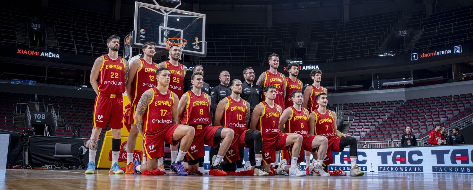 La selección española posa antes de comenzar el partido ante Ucrania.