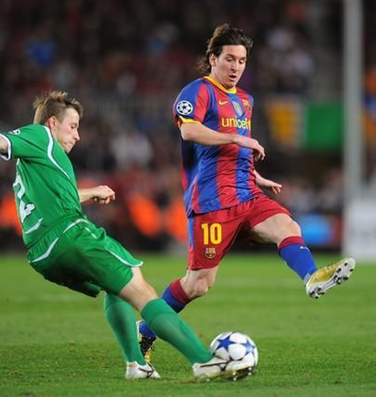 Messi intenta taponar un balón. / AFP