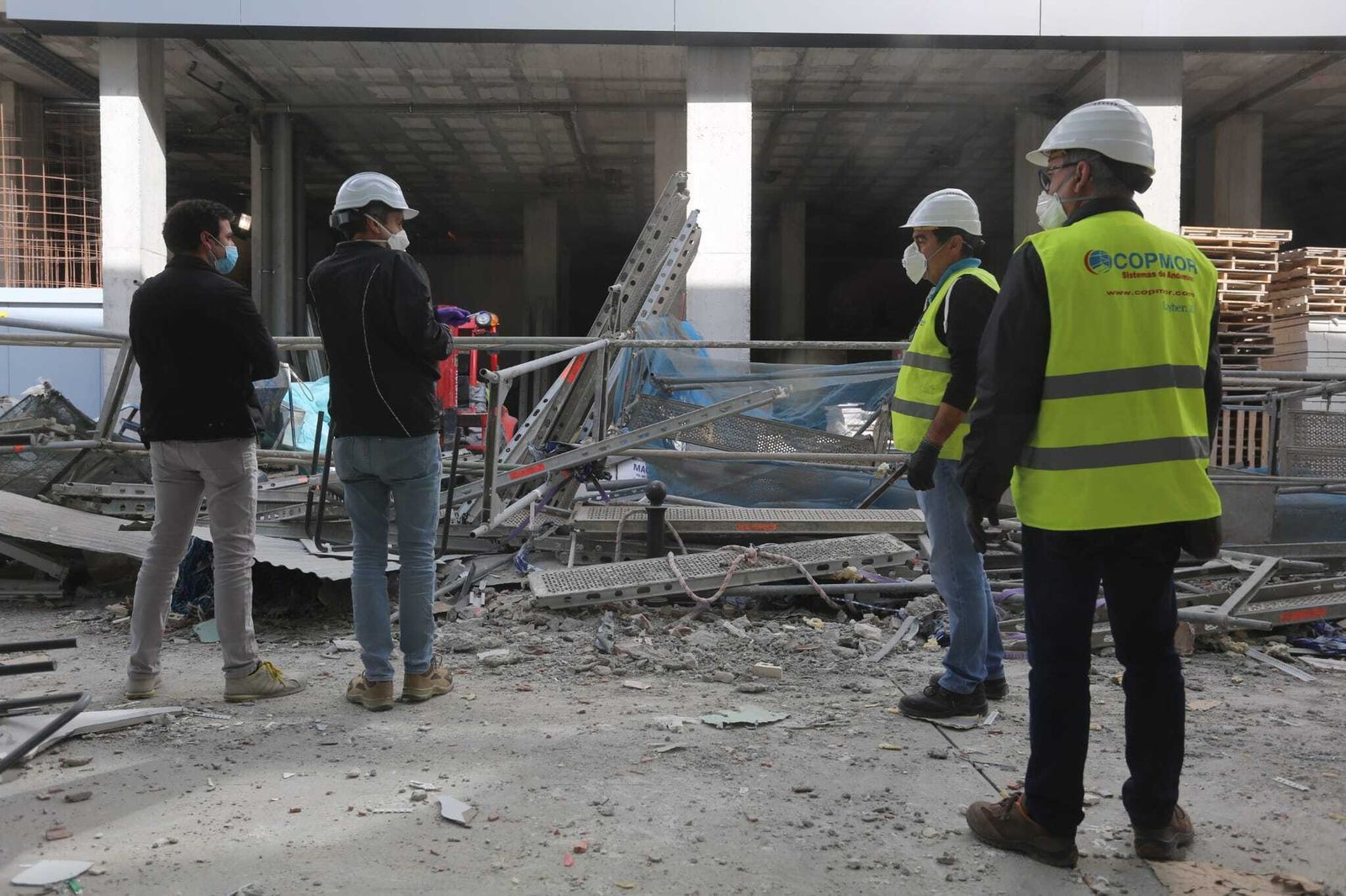 El andamio caído con varios trabajadores en Málaga, en fotos