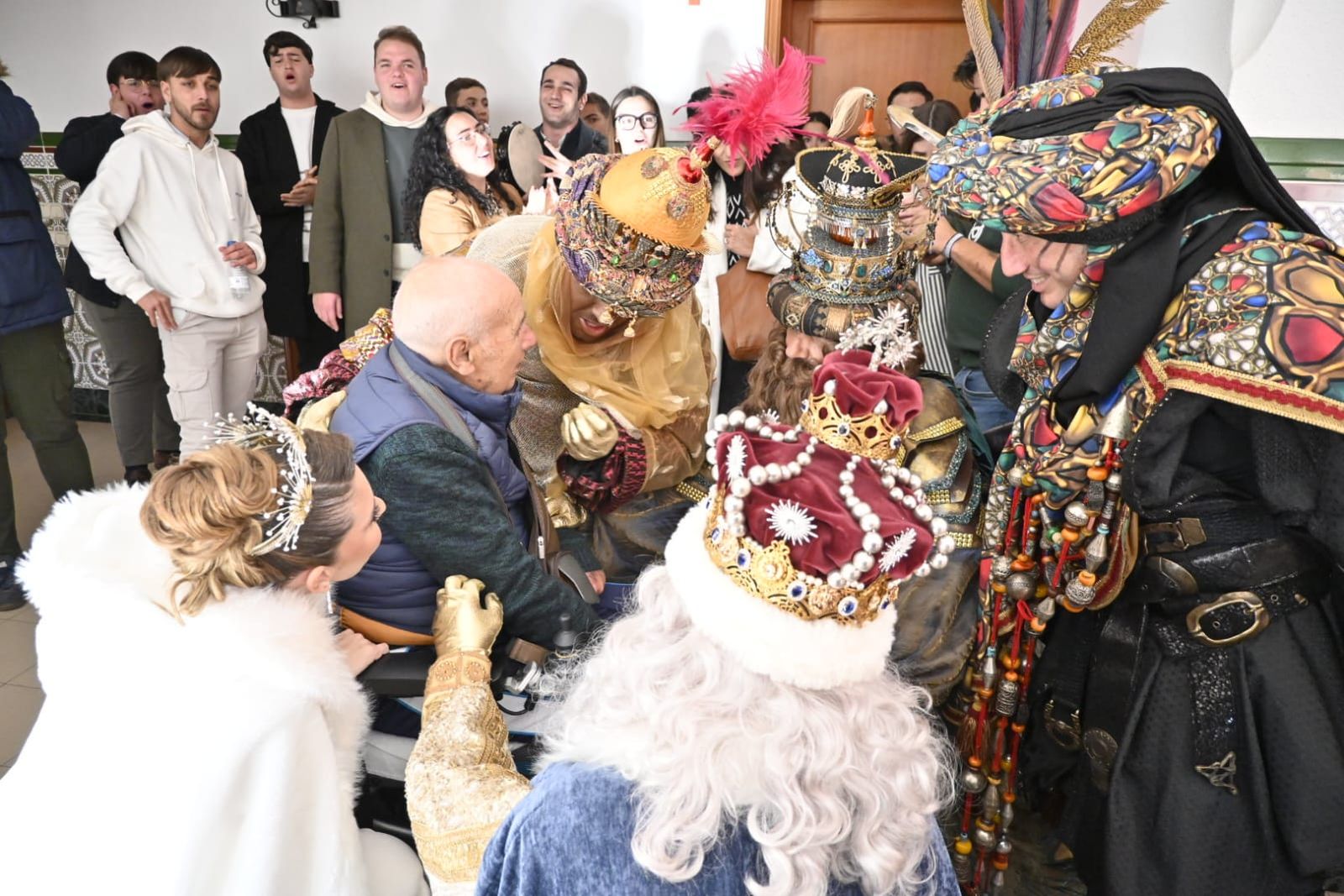 Los Reyes visitan a los mayores.