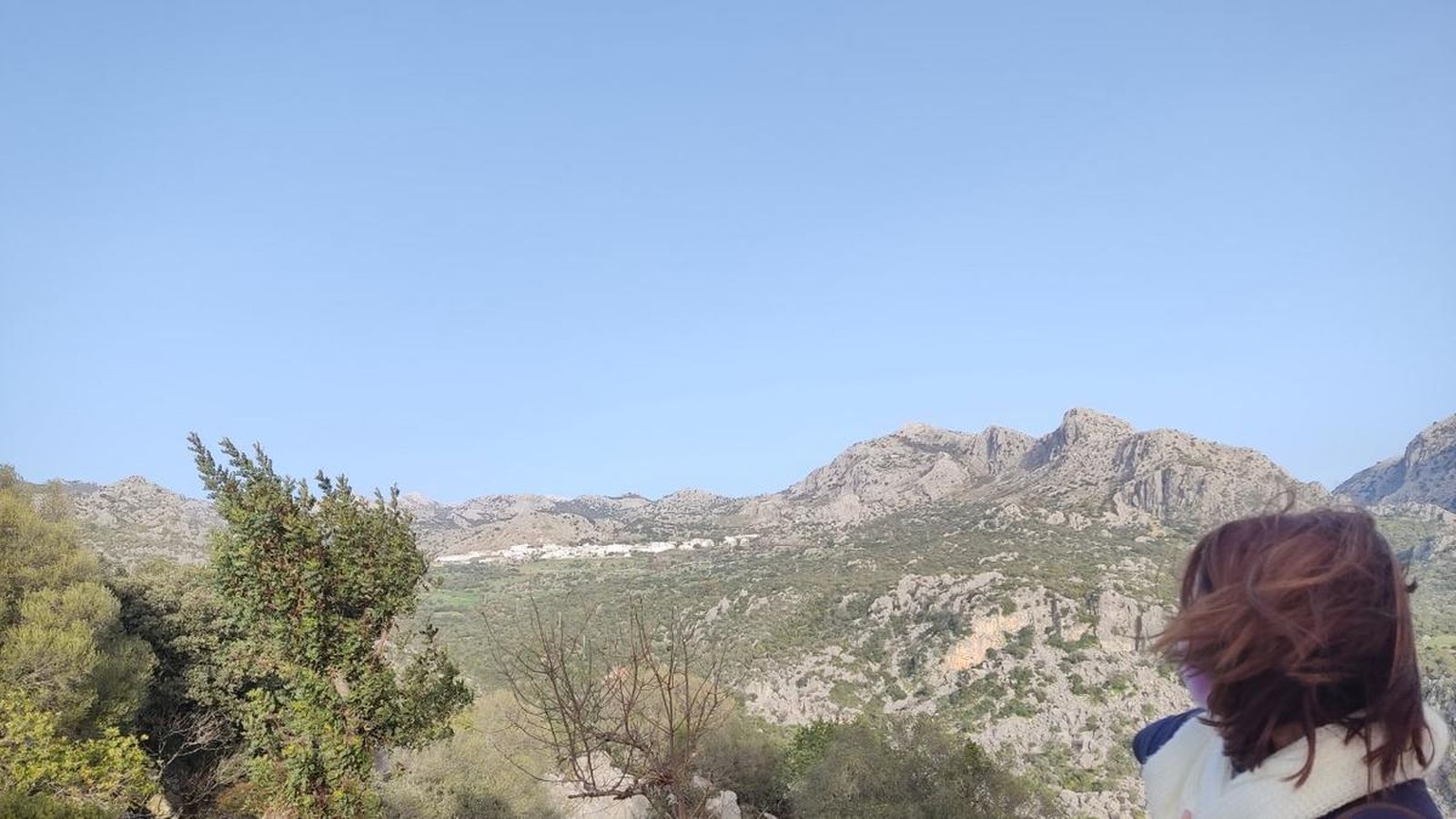 Vistas de Benaocaz desde la Ciudad romana de Ocuri en un día soleado.