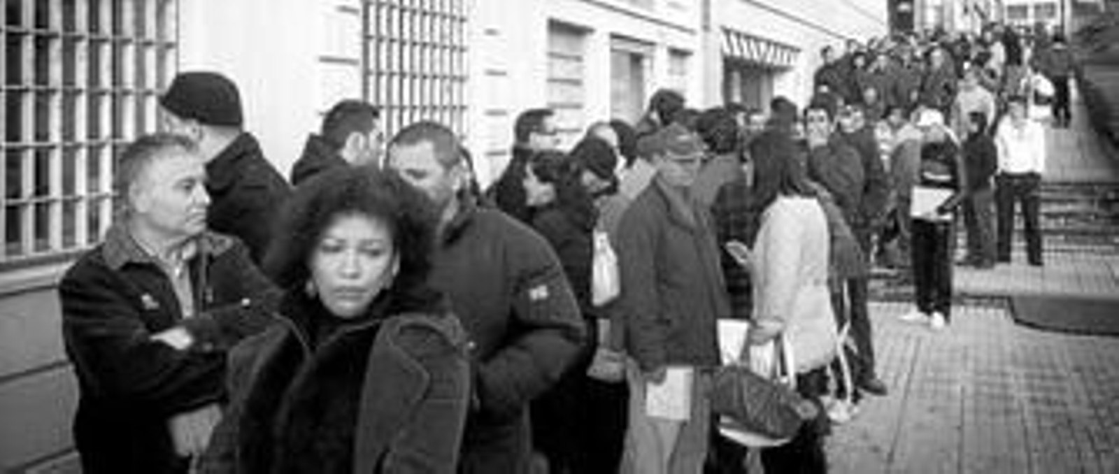 Una larga cola de desempleados espera en una de las oficinas del SAE en la provincia.