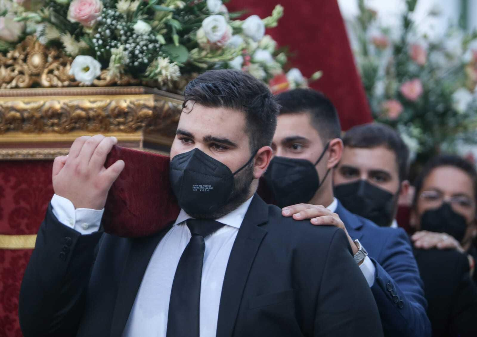 Primera salida de una imagen cofrade por las calles de Chiclana desde el inicio de la pandemia.