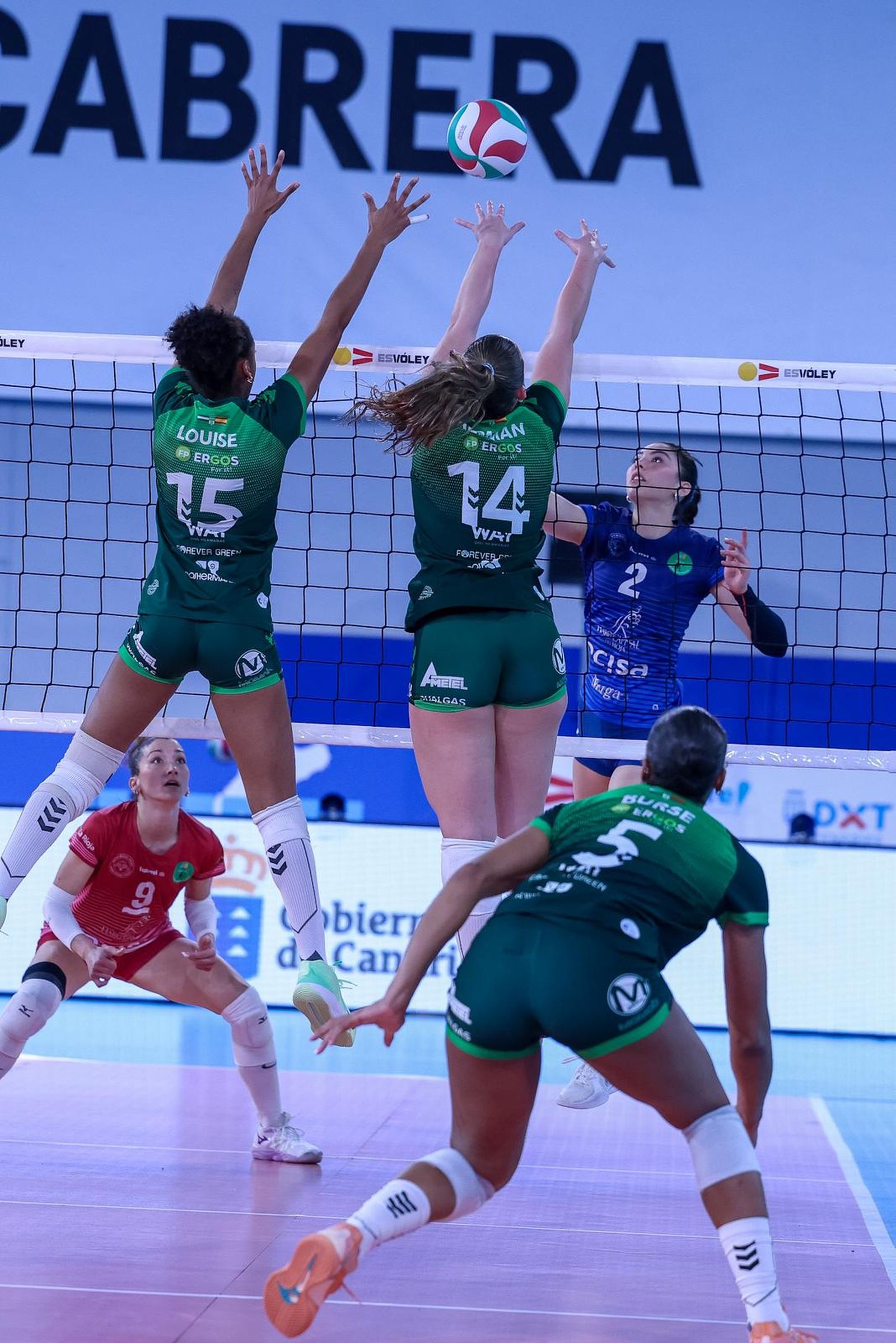 Louise Sansó y Herman bloquean un ataque de las riojanas.