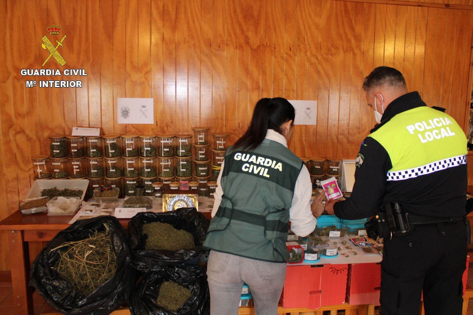 Toda la droga incautada en la operación.