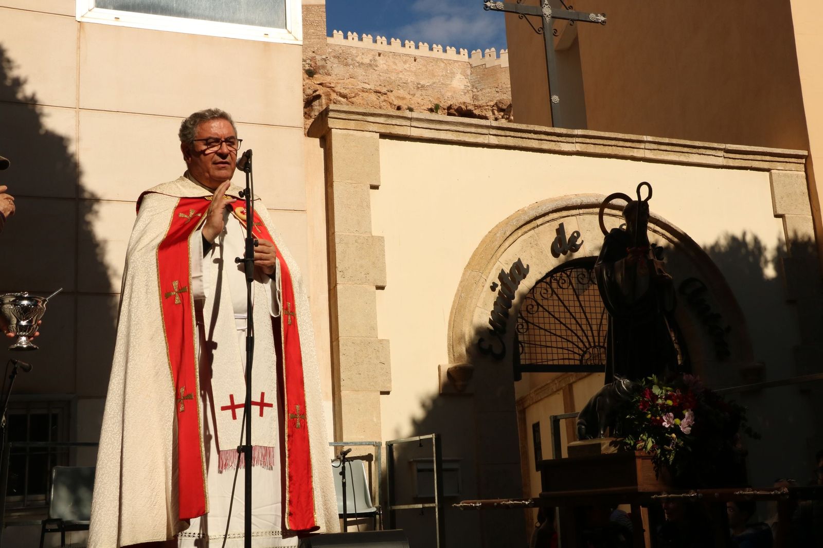 Así ha sido la bendición de las mascotas y la subasta de 'rabicos' en el casco histórico de Almería
