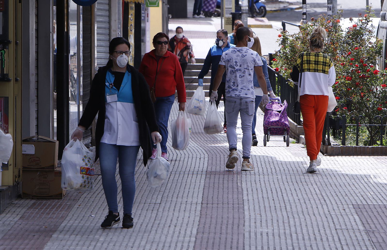Vecinos de San Juan en una zona comercial del municipio, durante el estado de alarma.