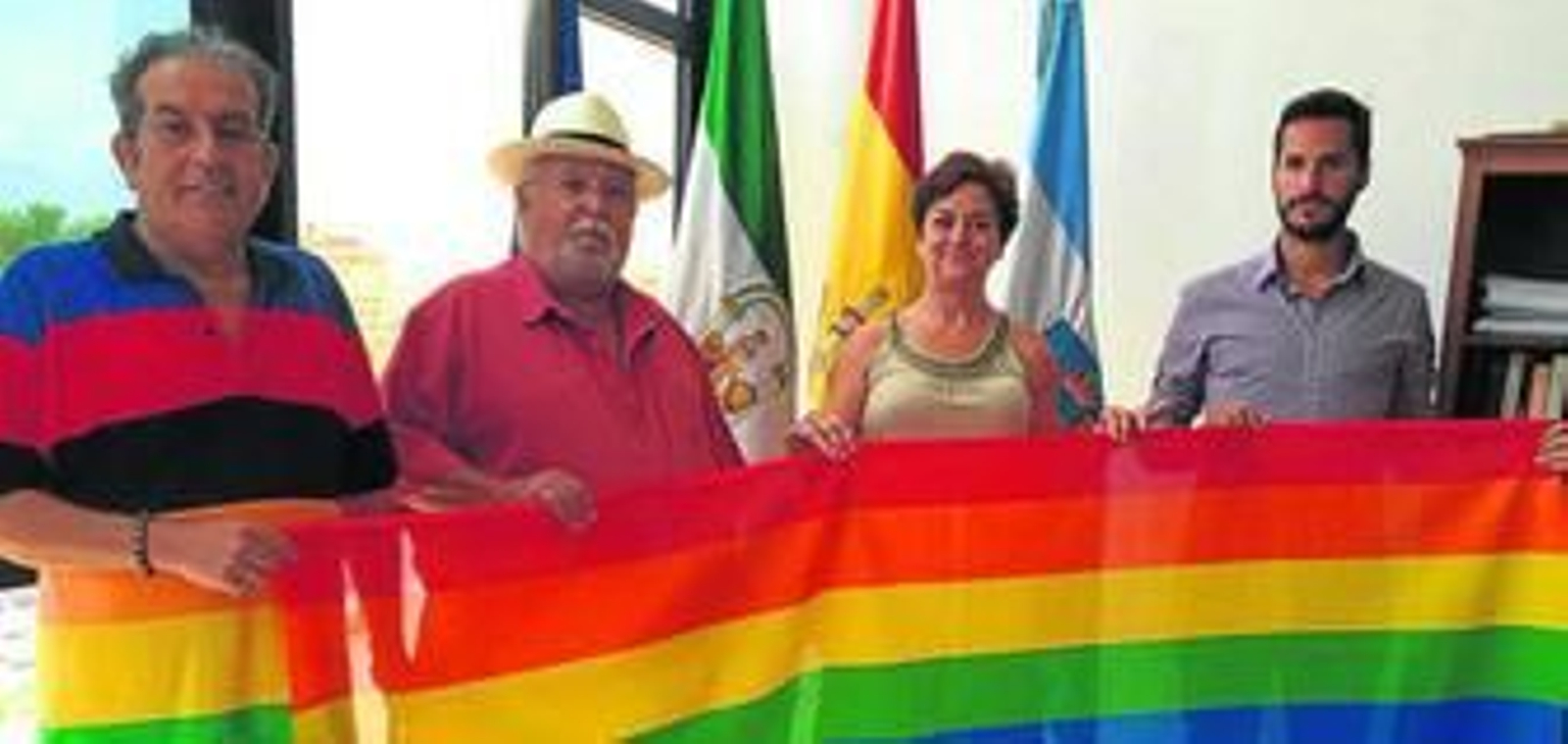 Clemencio Franco, Emilio Isla, María del Carmen García y Mario Fernández, con la bandera gay.