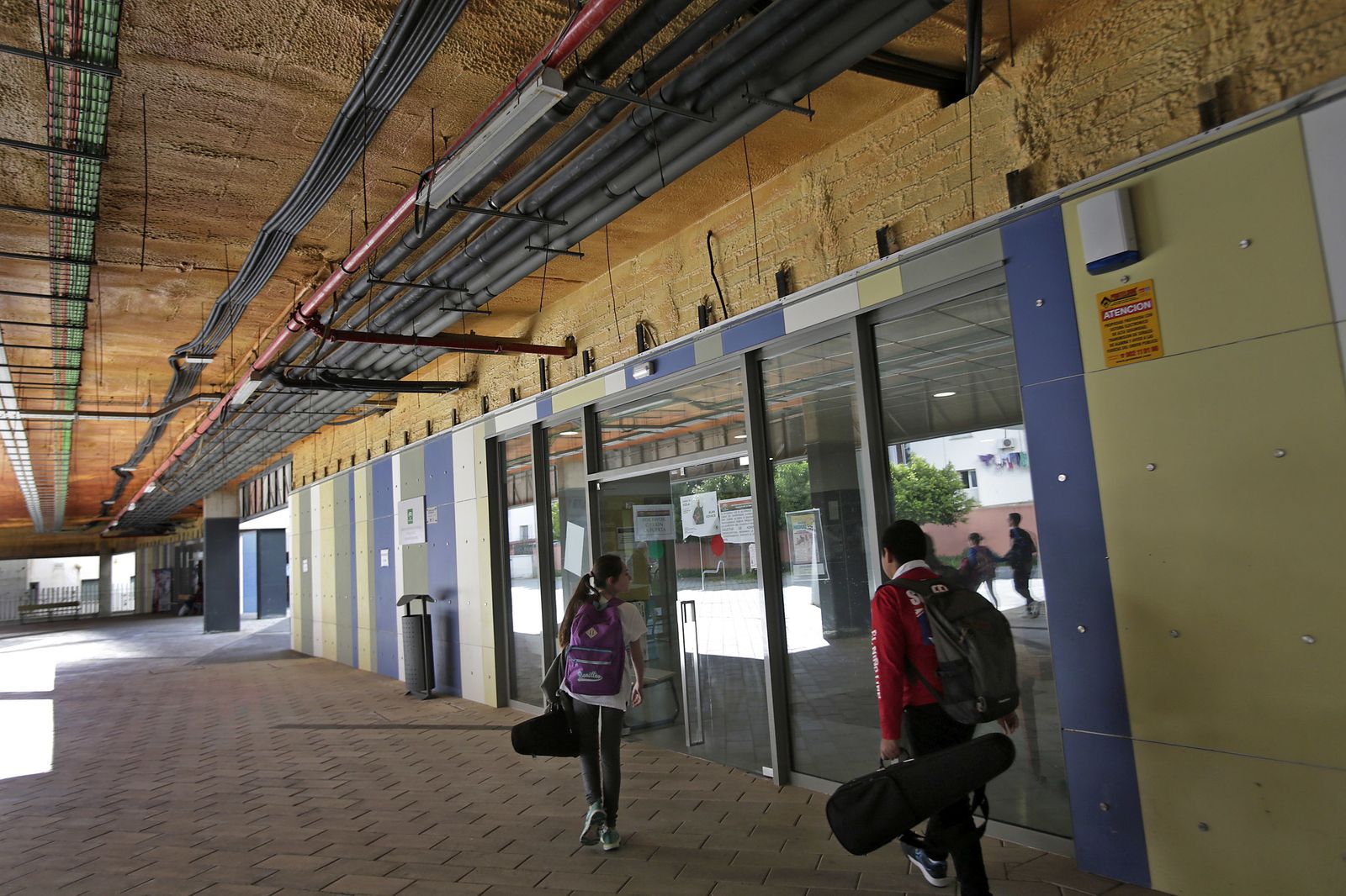 Alumnos del Conservatorio de Música Manuel de Falla acceden al edificio desde su entrada principal.