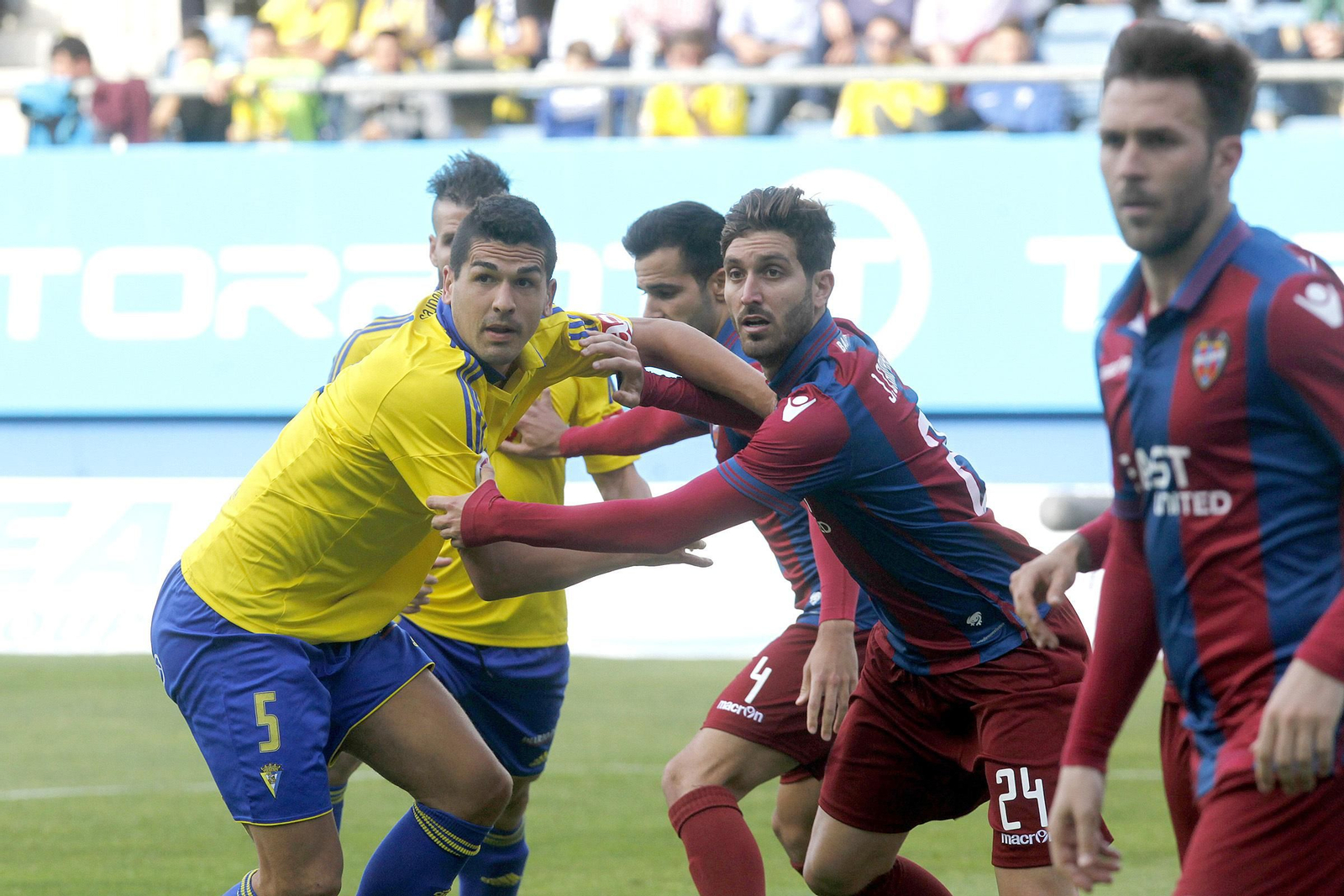 Garrido forcejea con Campaña en una jugada dentro del área en el Cádiz-Levante.