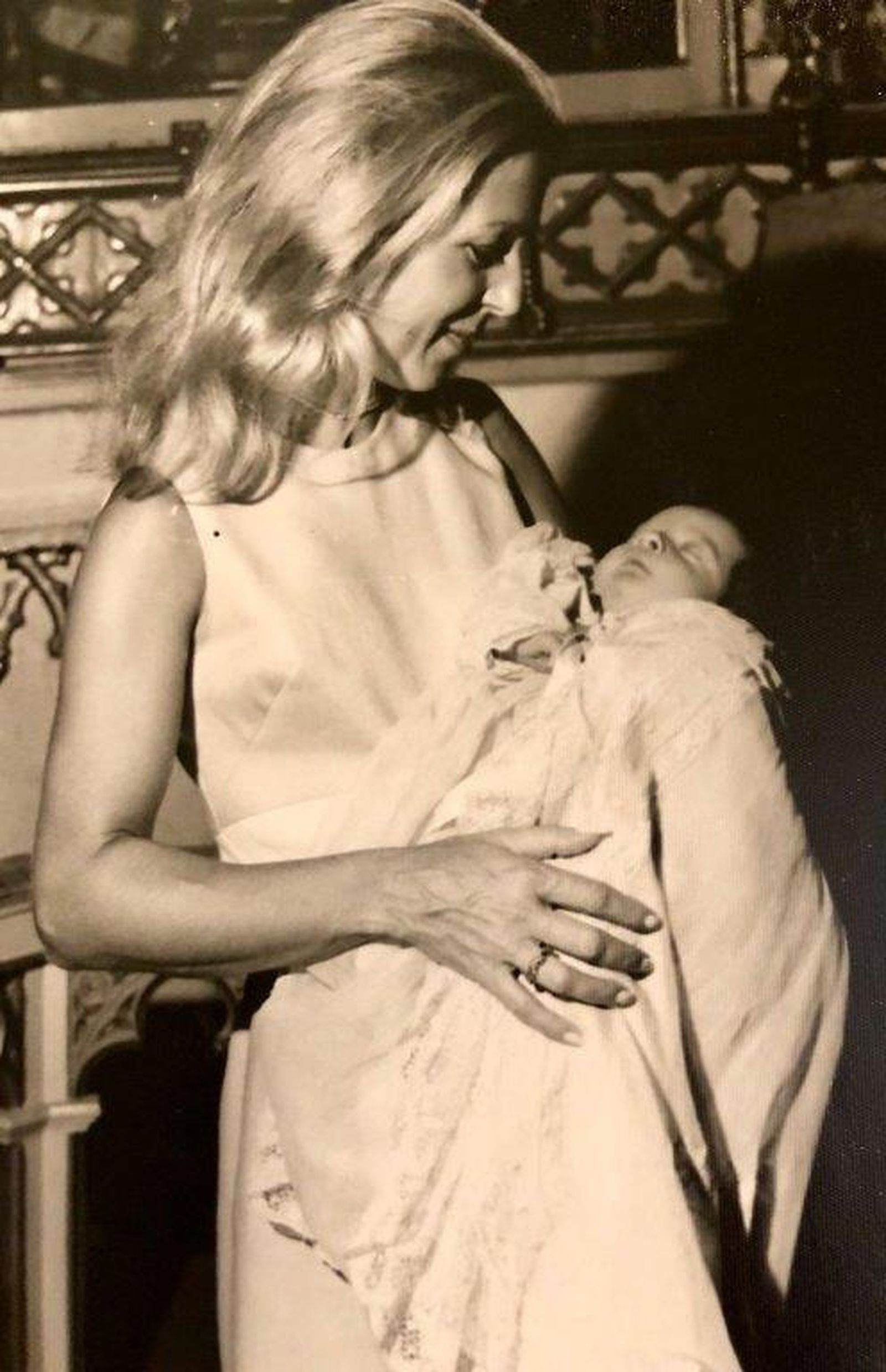 La marquesa de Saltillo con su ahijado en brazos, su sobrino Ignacio Jiménez Sánchez-Dalp.