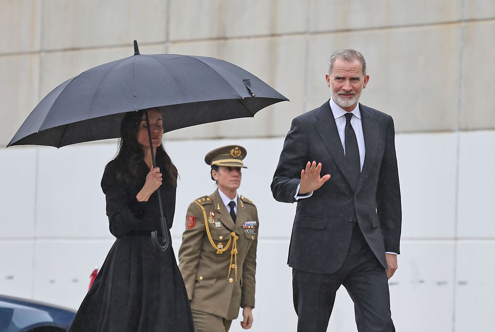 Fotografías de la llegada de los reyes Felipe VI y Doña Letizia al funeral por las víctimas de Adamuz en Huelva