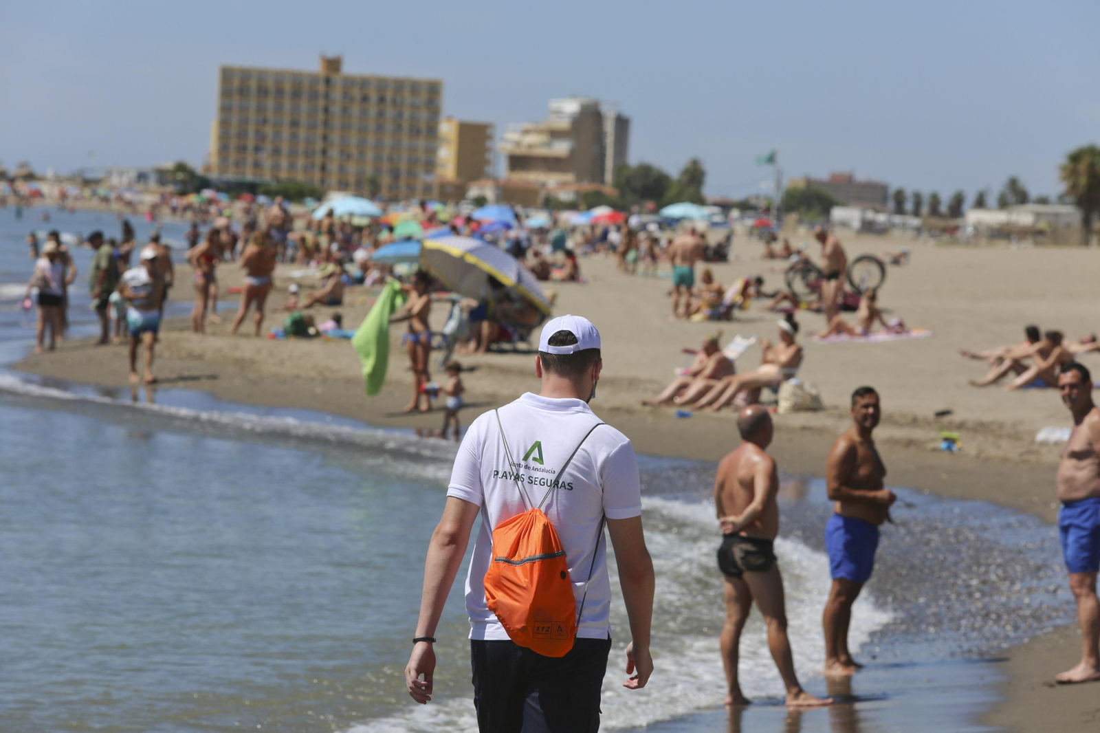 Uno de los nuevos auxiliares de playa en Málaga, este miércoles.