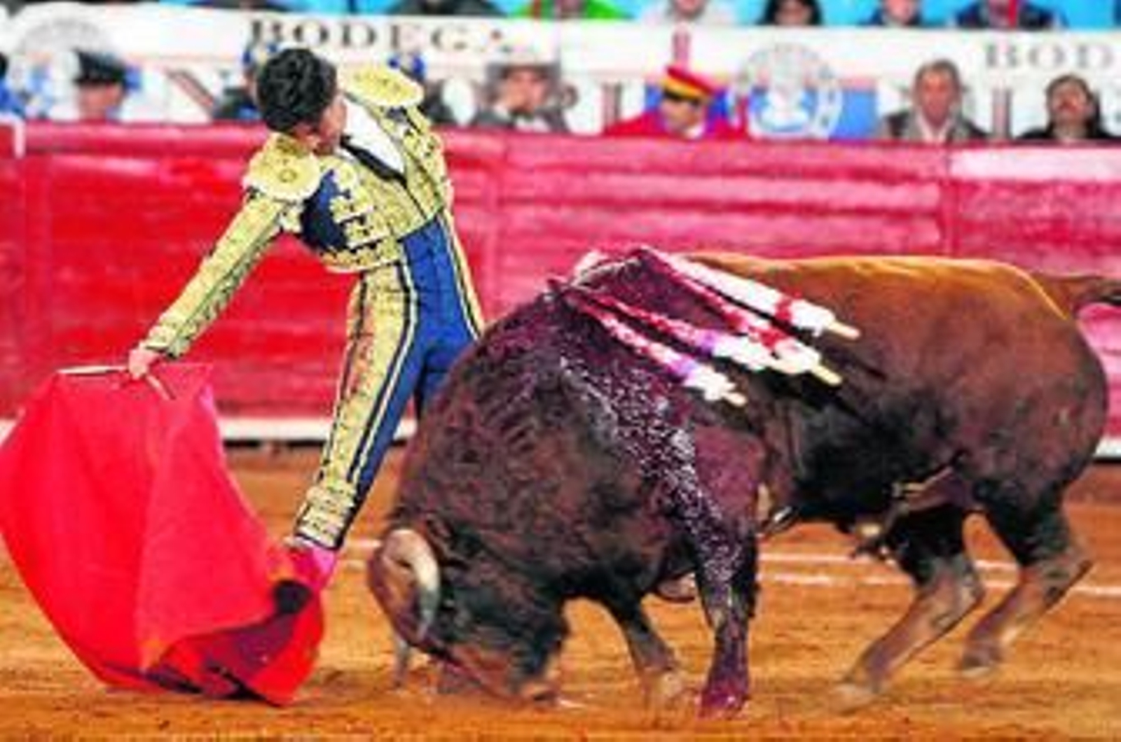 El salmantino El Capea, en un derechazo a su segundo toro en La México.