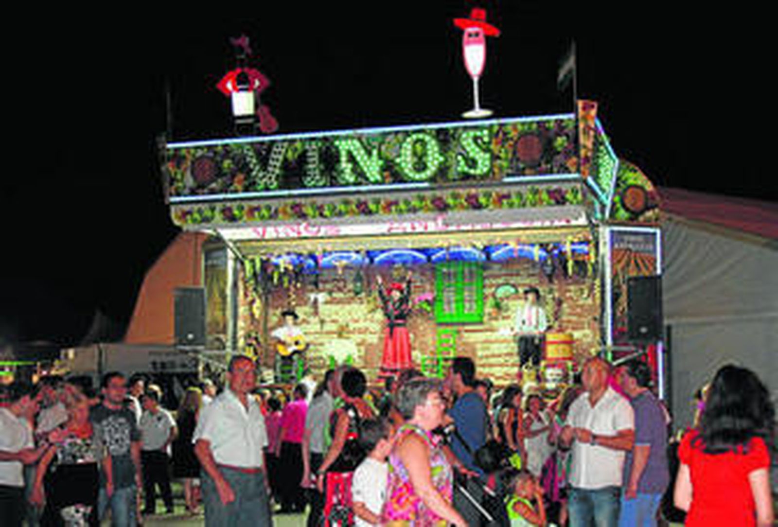 Los puestos de vino se ven abarrotados día tras día de Feria. Los surtidores del zumo de uva no faltan a las grandes citas  desde hace años, y pelean contra la crisis con sus habituales barquillos y vinillos.
