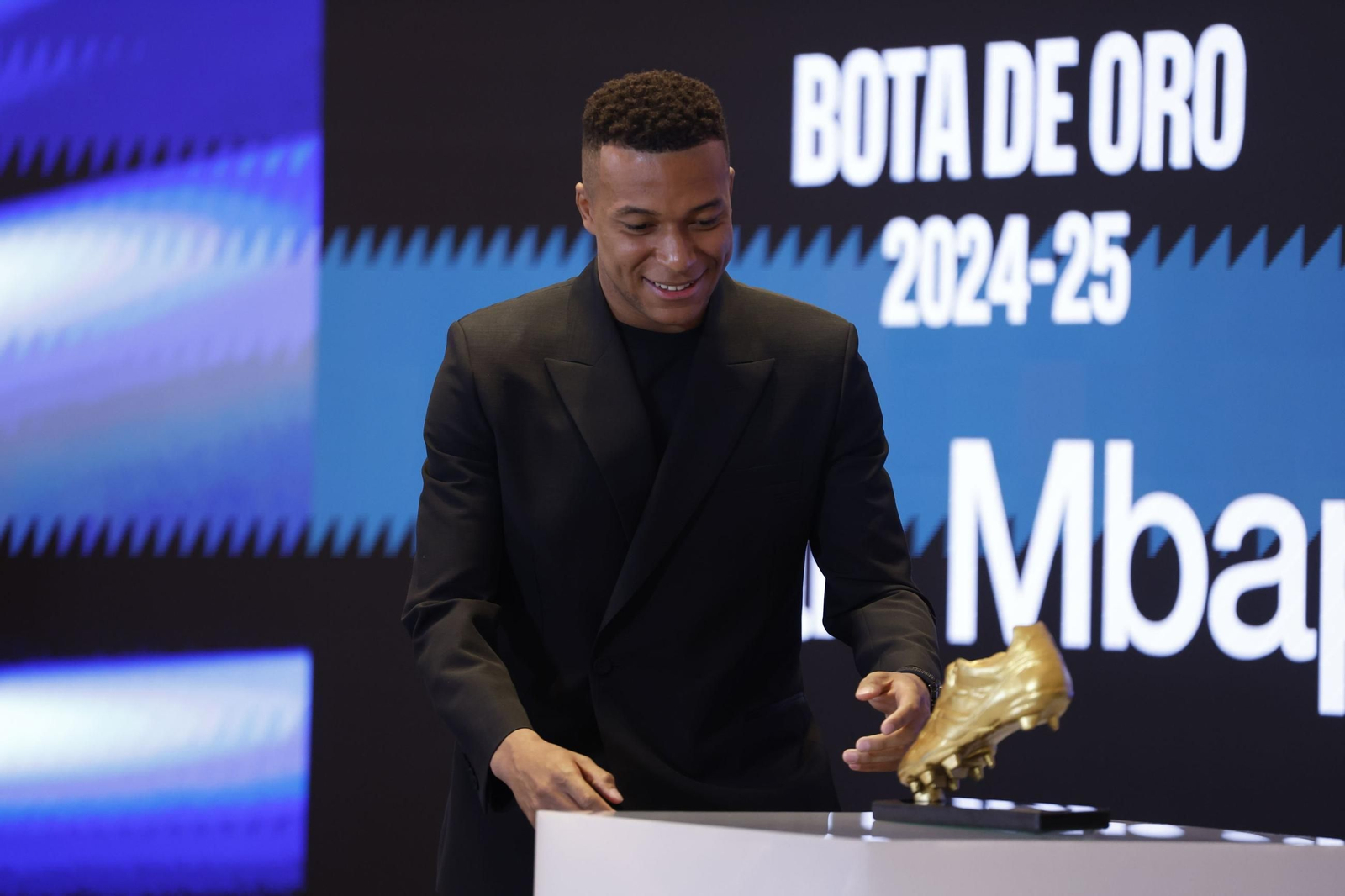 La entrega de la Bota de Oro a Mbappé, en imágenes