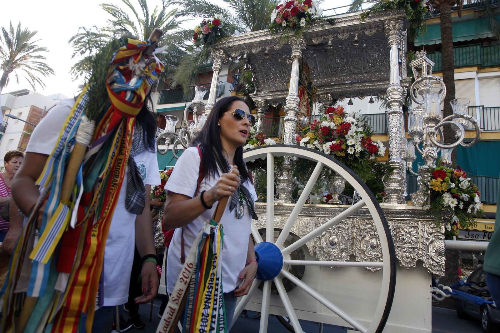 Peregrinos de Punta Umbría junto a la carreta del Simpecado.