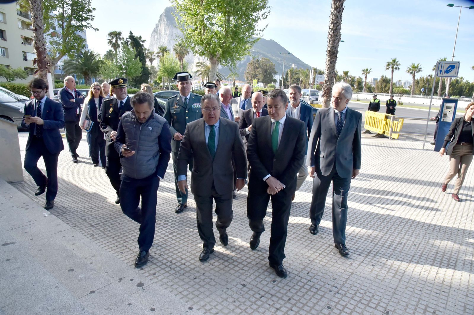 Zoido niega que las organizaciones de narcos hayan formalizado un cártel