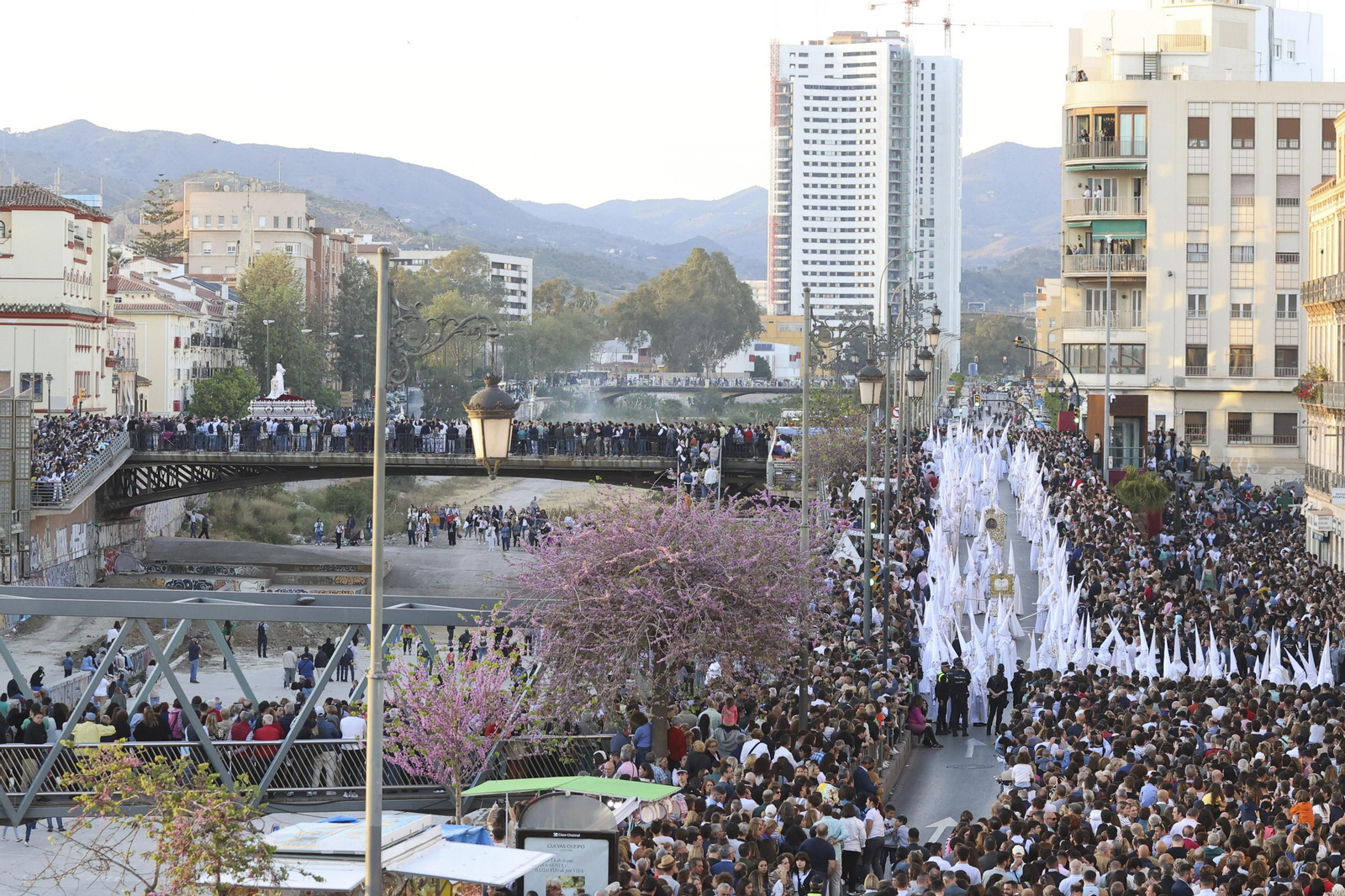 Cautivos en el Lunes Santo de Málaga, en fotos