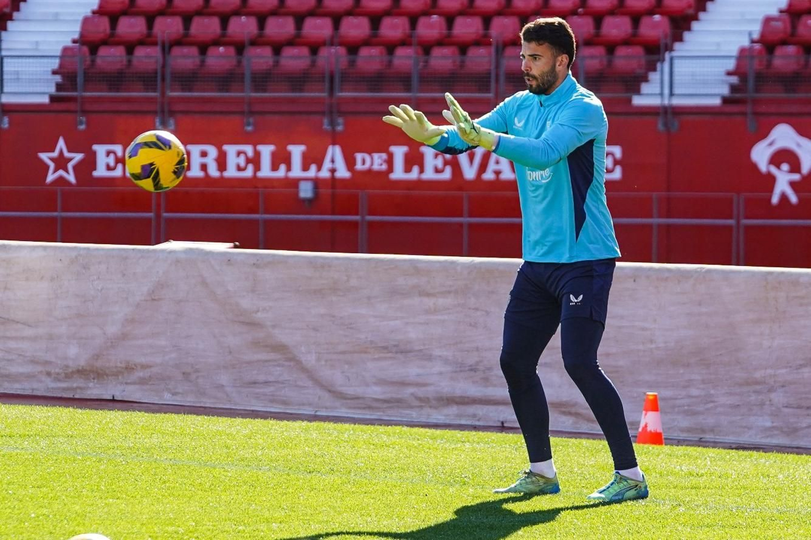 Luis Maximiano se ejercita en el Estadio de los Juegos Mediterráneos.