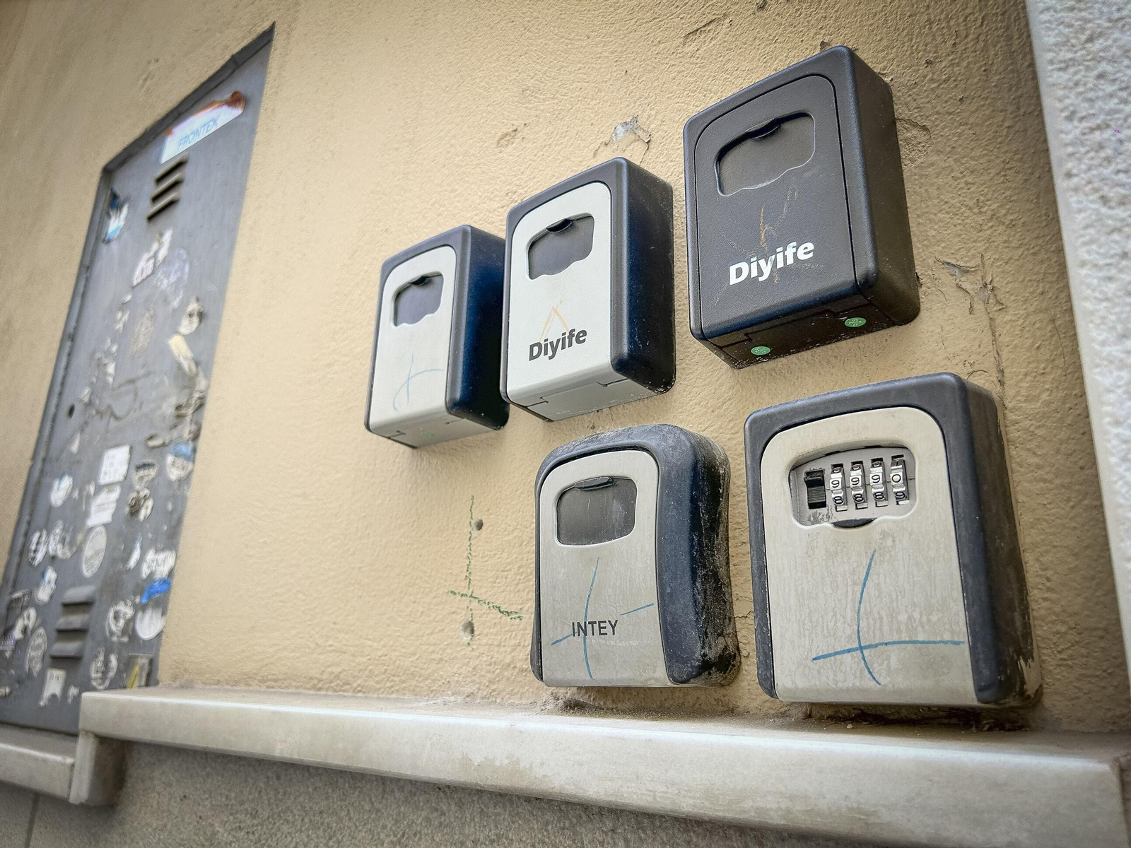 Varios cajetines de pisos turísticos en Granada.