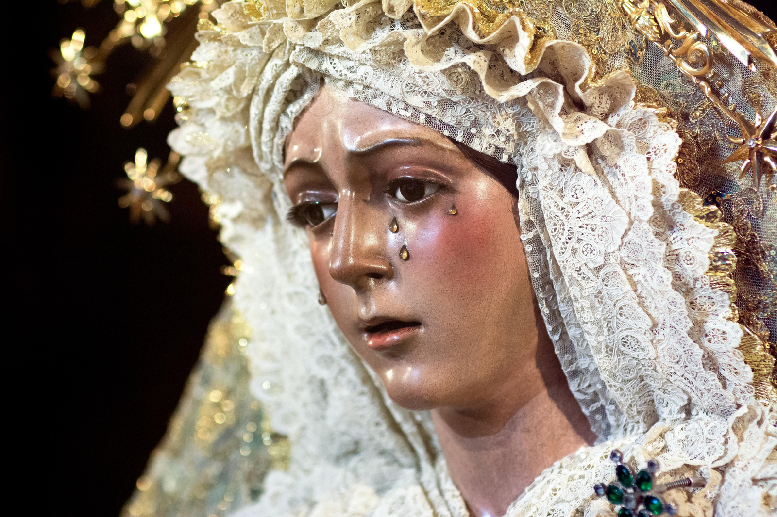 La Esperanza recibe la veneración de Sevilla en la Macarena