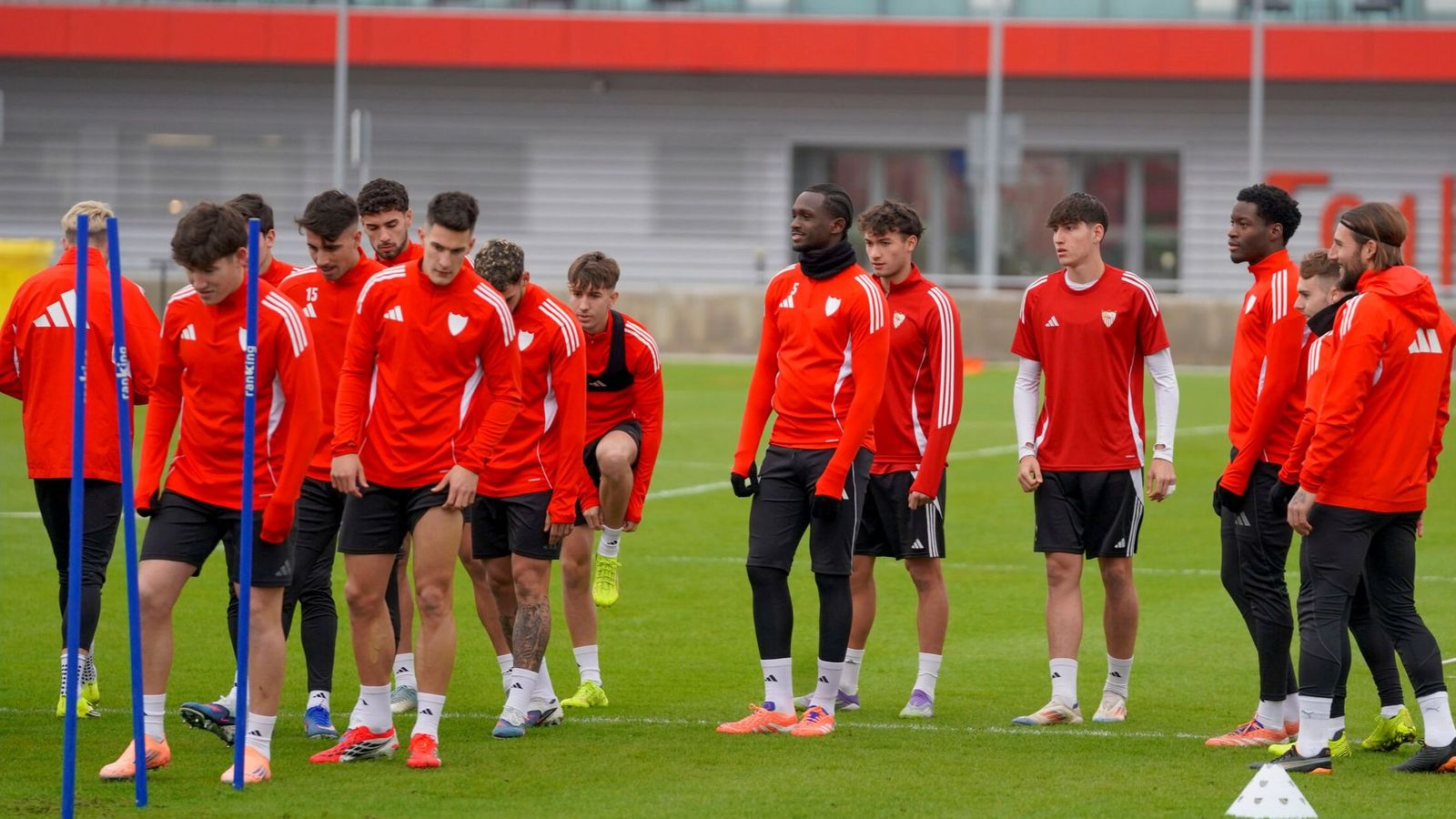 Los jugadores del Sevilla durante un entrenamiento de esta semana.