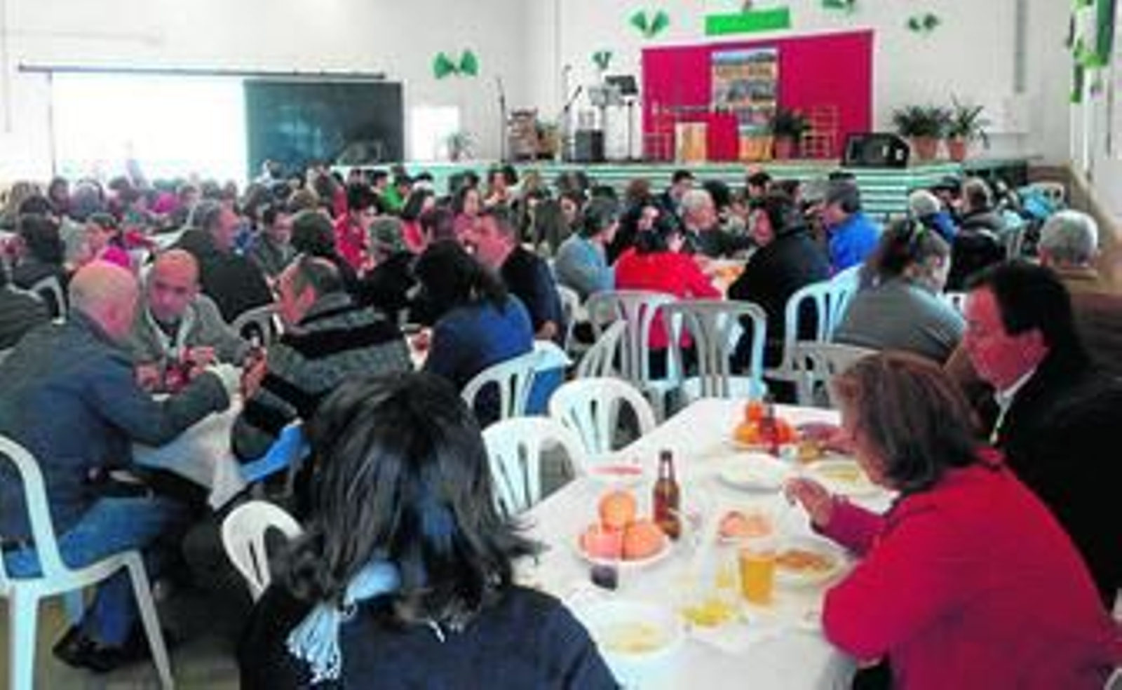 Numerosas personas degustraron el cocido en la nave multiusos de la zona del Rodeo.