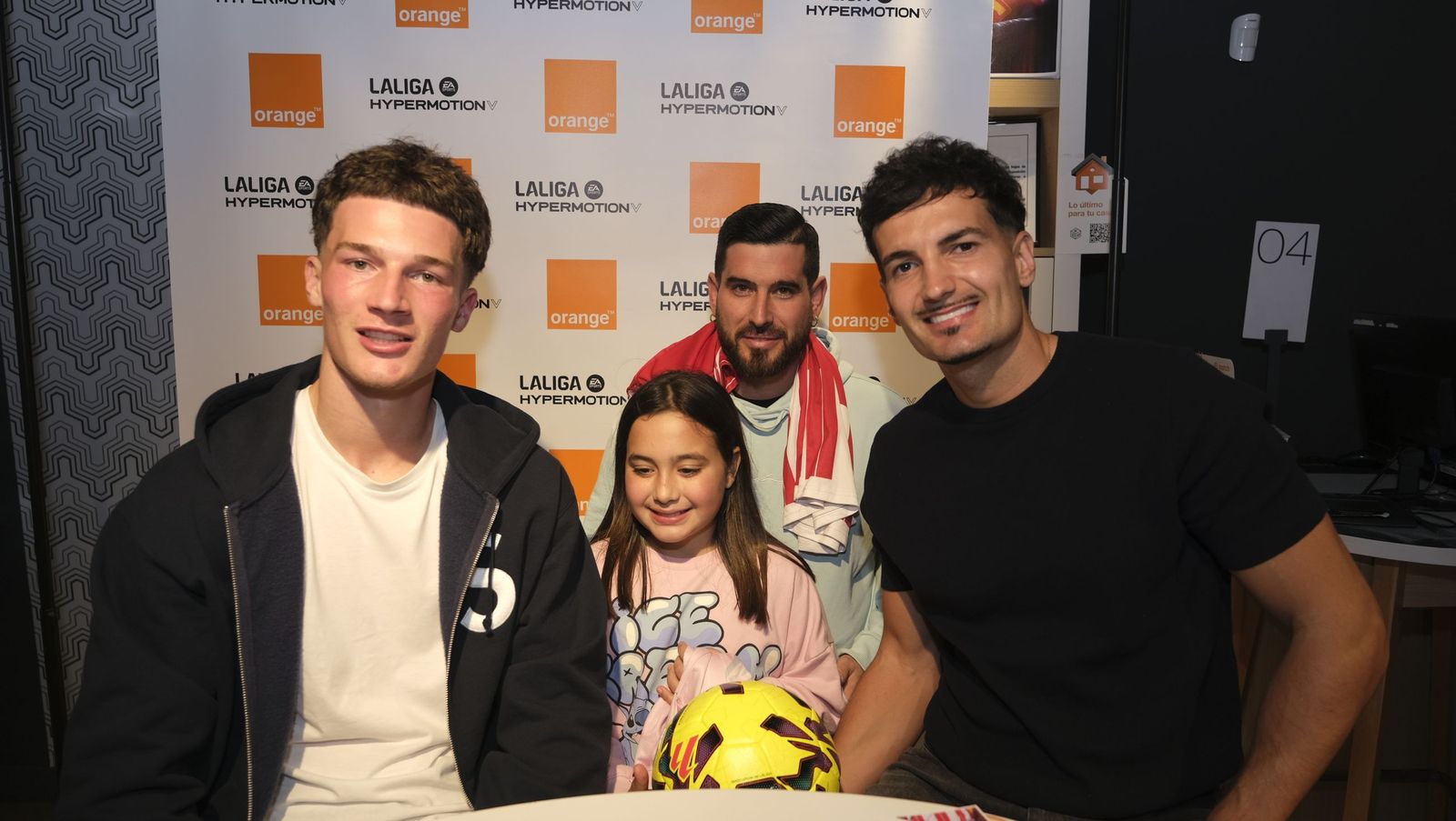 Búscate en las fotos de la firma de los jugadores de la U.D. Almería en la tienda Orange