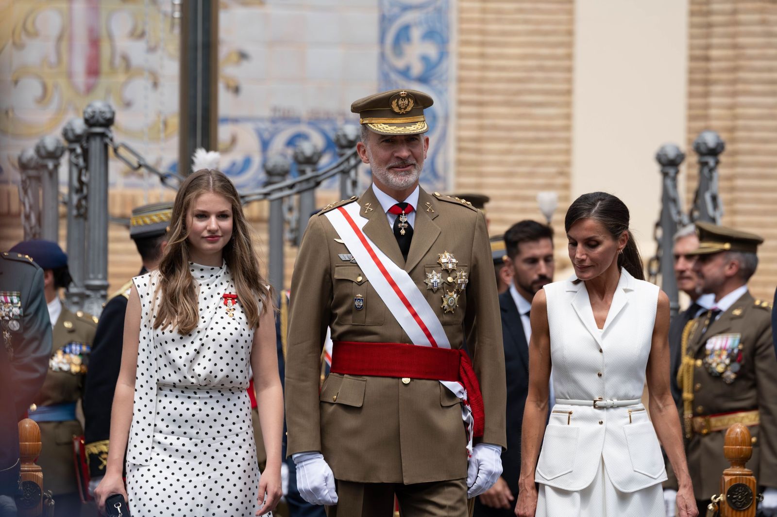 Doña Leonor, Don Felipe y Doña Letizia, en la entrega de despachos en la Academia Militar de Zaragoza