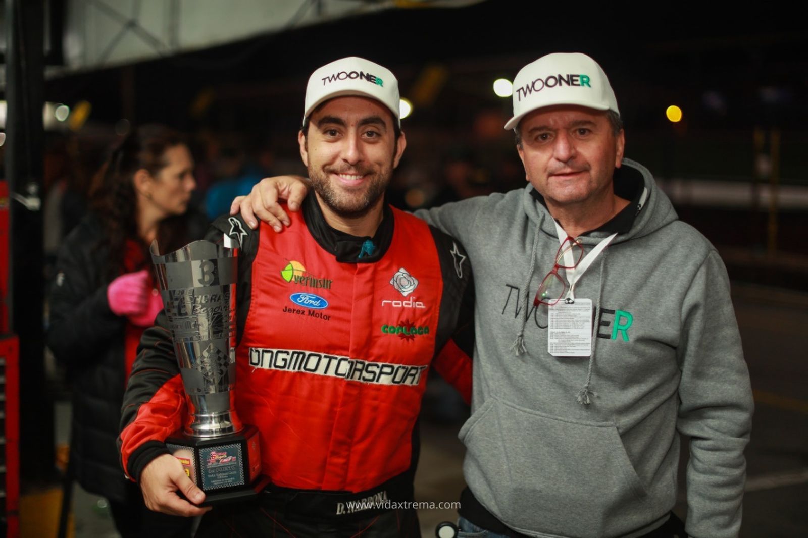 Diego Narbona y Javier Galán, presidente del Automóvil Club Jerez, en el Autódromo de Bogotá.