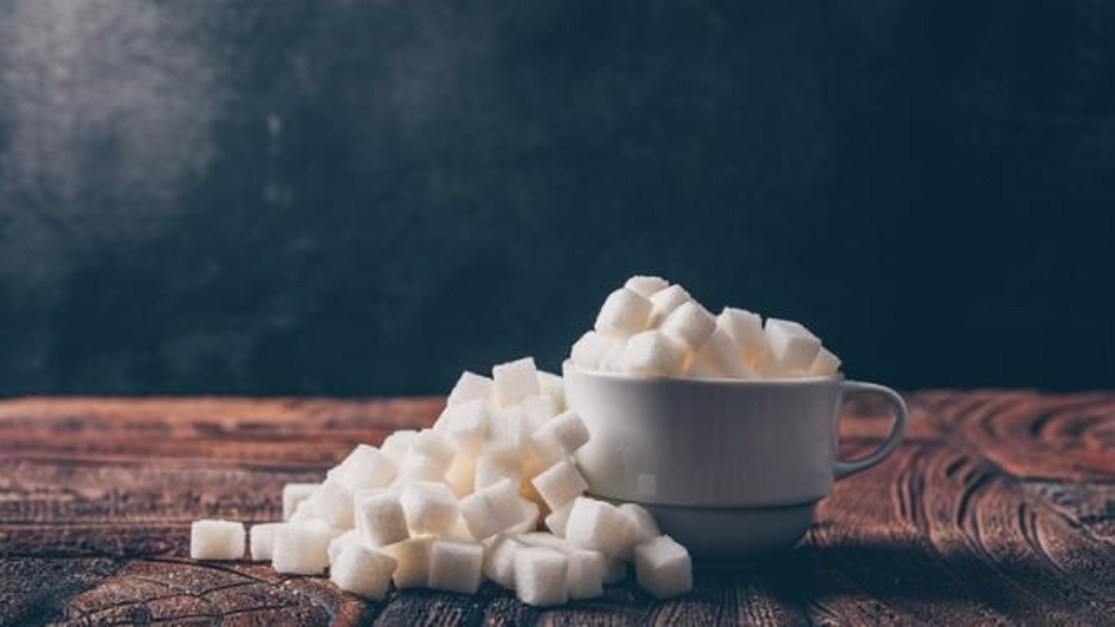 Taza con muchos terrones de azúcar.