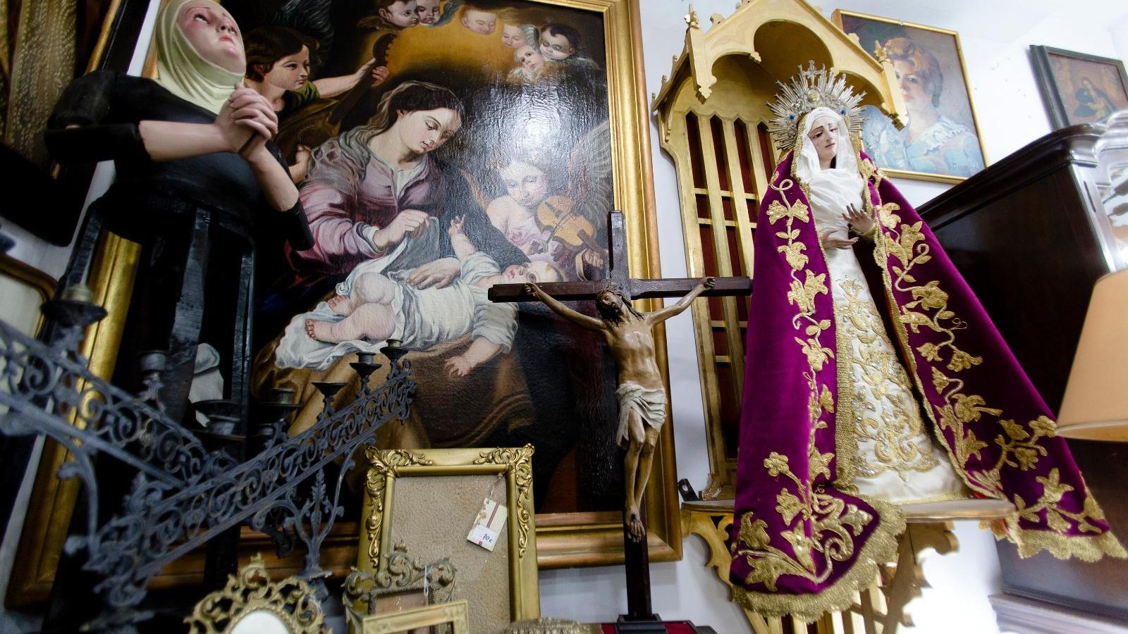 Crucificado del siglo XIX realizado en papel.